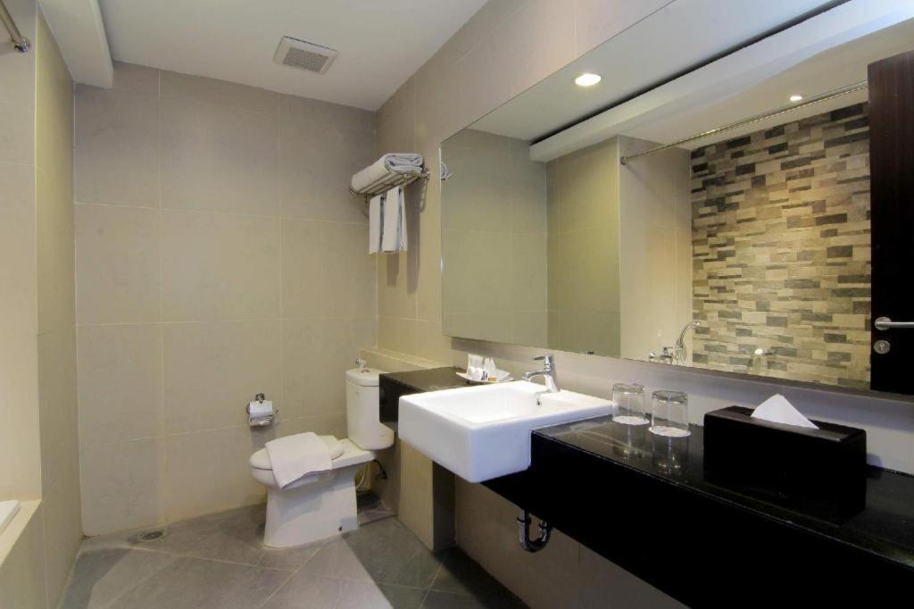 The Sun Hotel Madiun Eksteriør billede