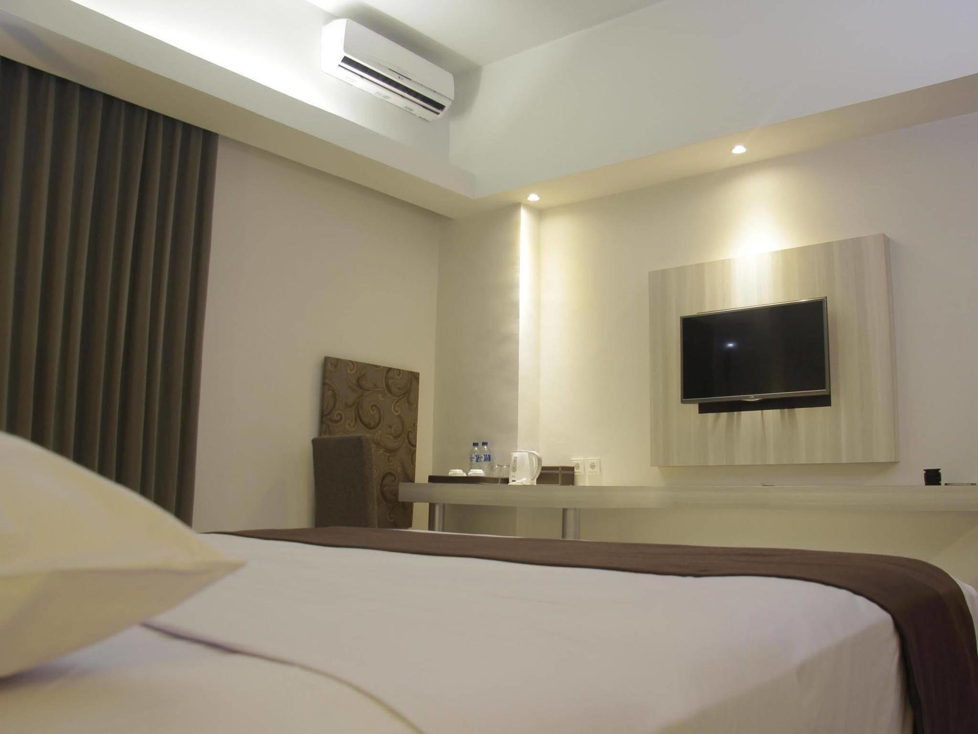 The Sun Hotel Madiun Eksteriør billede