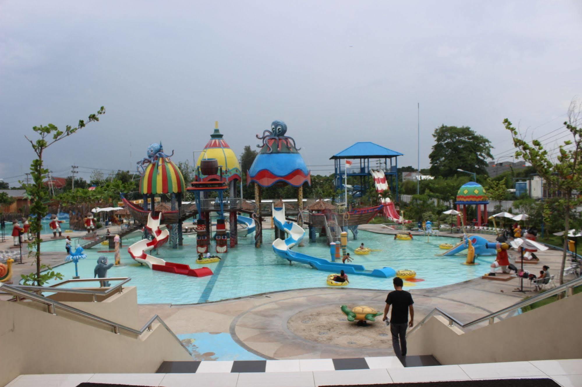 The Sun Hotel Madiun Eksteriør billede